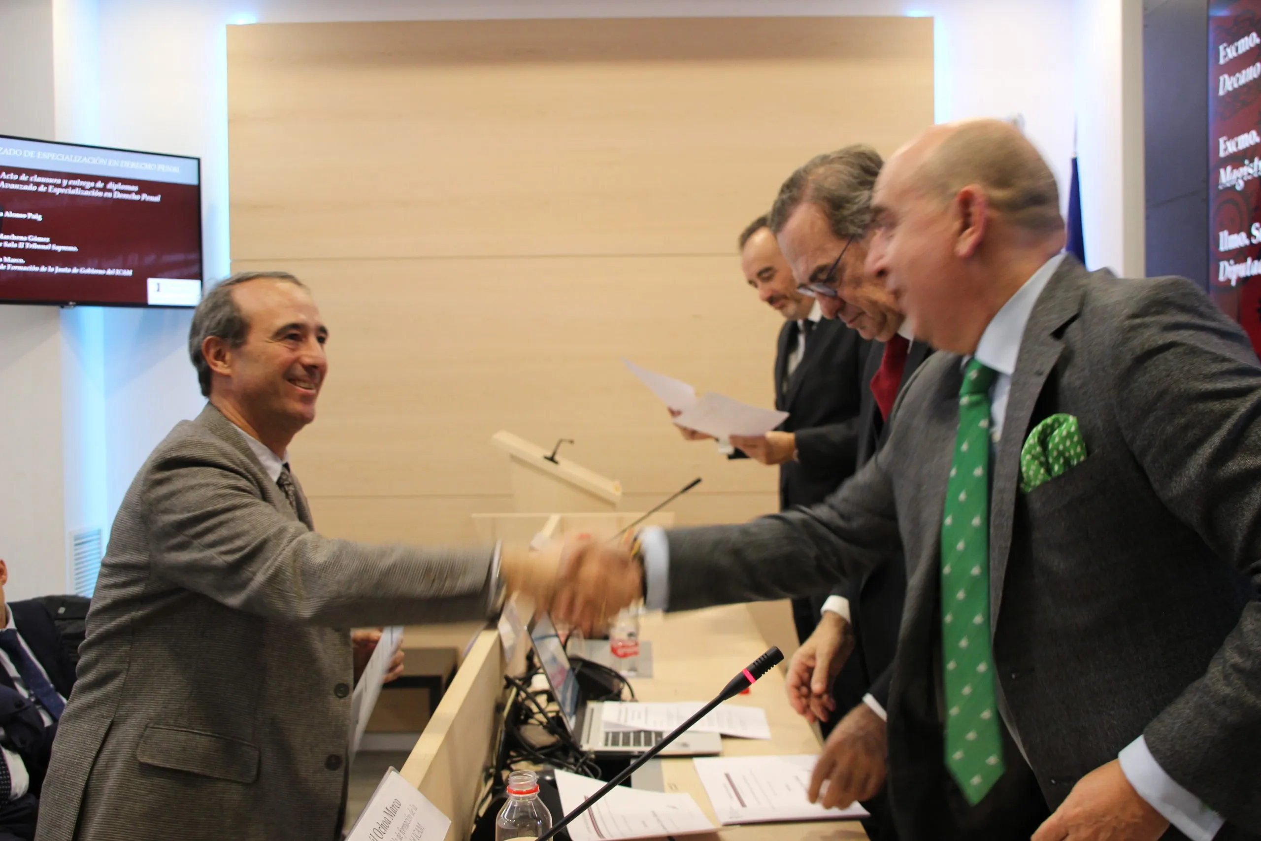 César López Rubio recibe el diploma del Curso Avanzado de Especialización en Derecho Penal